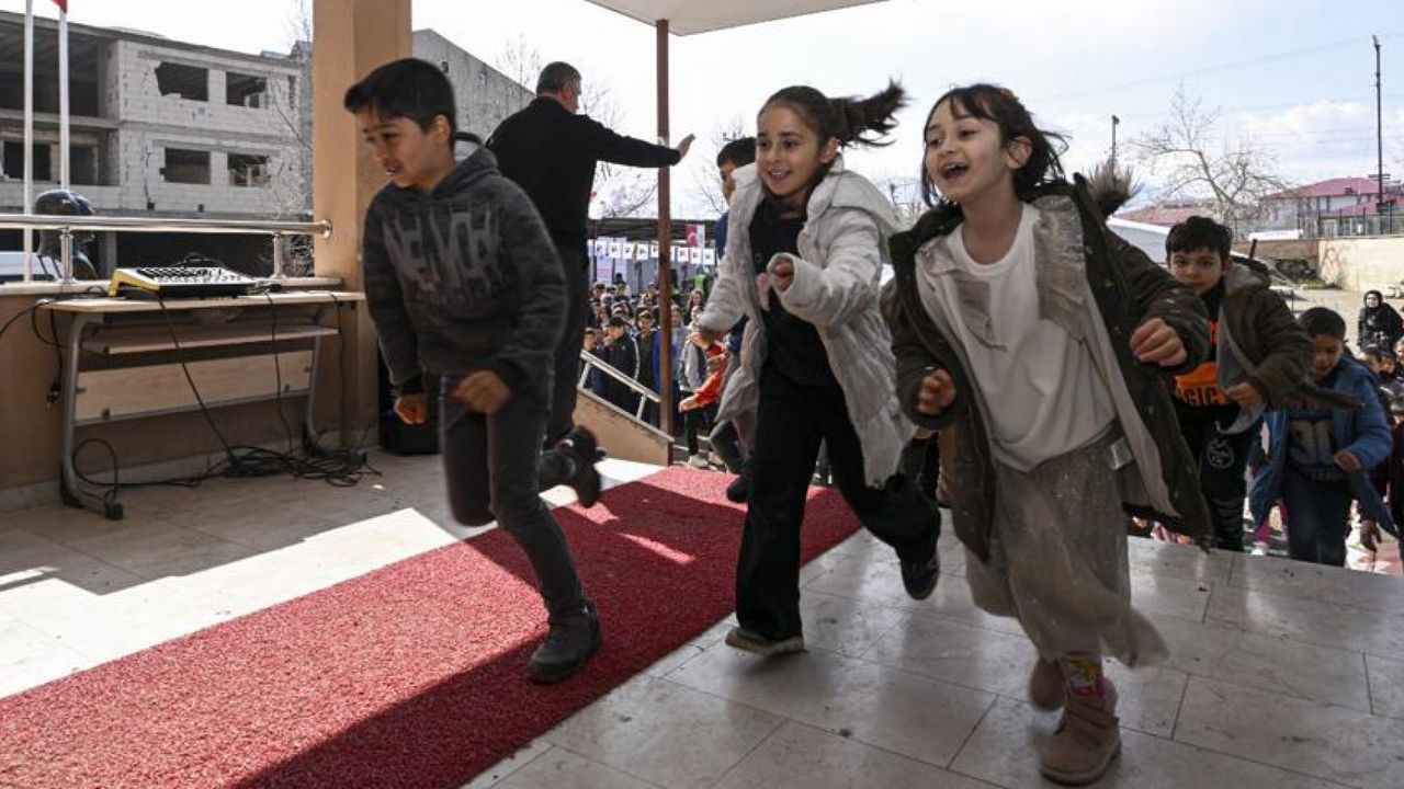 Deprem bölgesine 82 bin öğrenci geri dönüyor