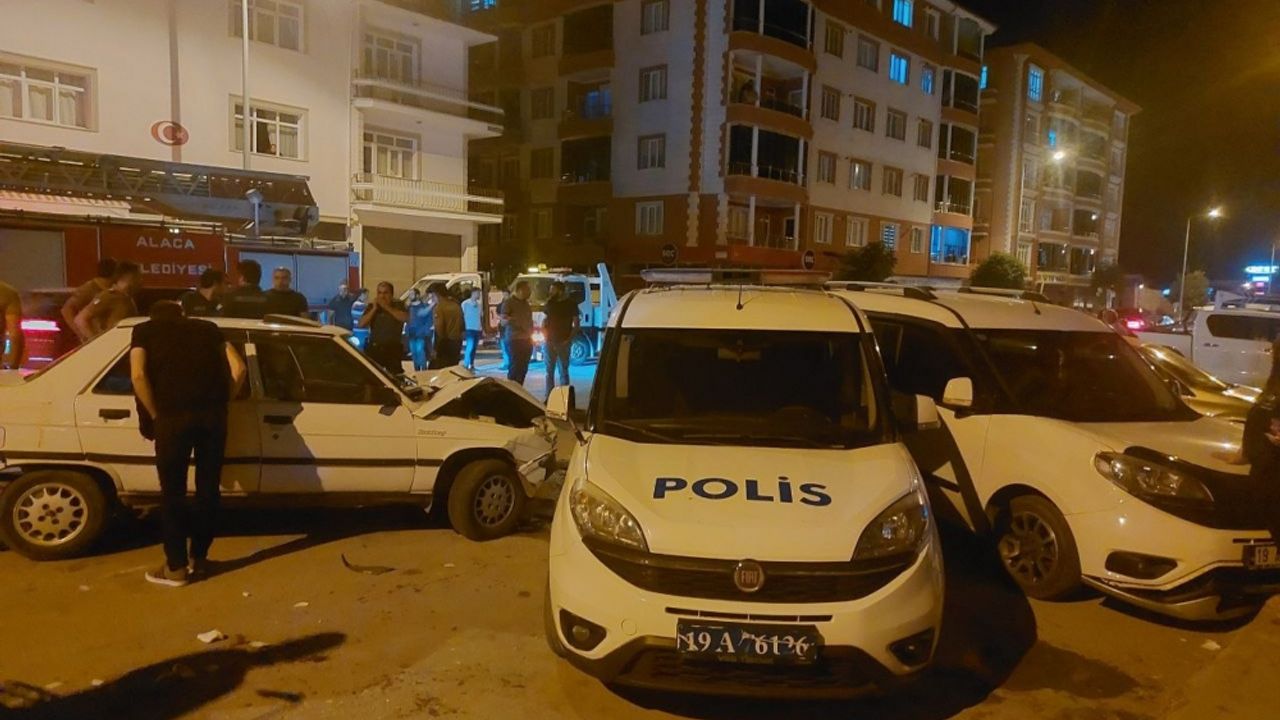 Çorum'da otomobil park halindeki polis aracına çarptı, 1'i polis 3 kişi yaralandı