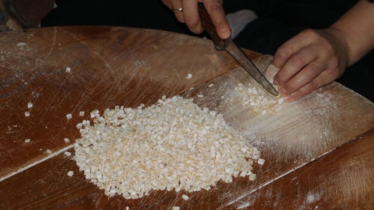 Havza'da kadınlar kış için erişte ve çorbalık yapıyor