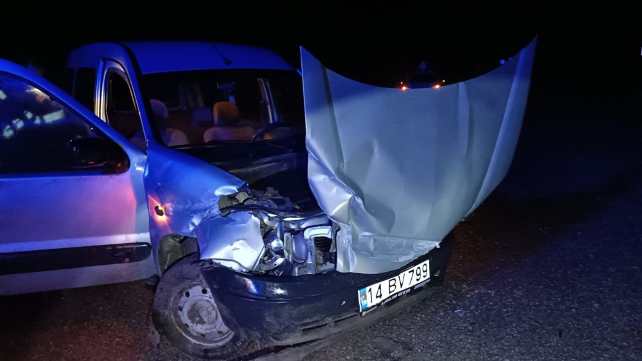 Mudurnu'da bariyere çarpan hafif ticari aracın sürücüsü yaralandı