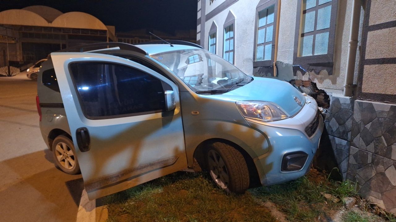 Samsun'da elektrik trafosunun duvarına çarpan aracın sürücüsü yaralandı
