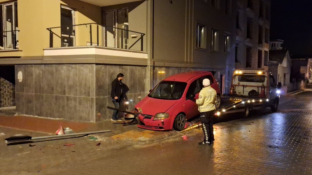 Samsun’da trafik levhasına çarpan otomobil sürücüsü yaralandı