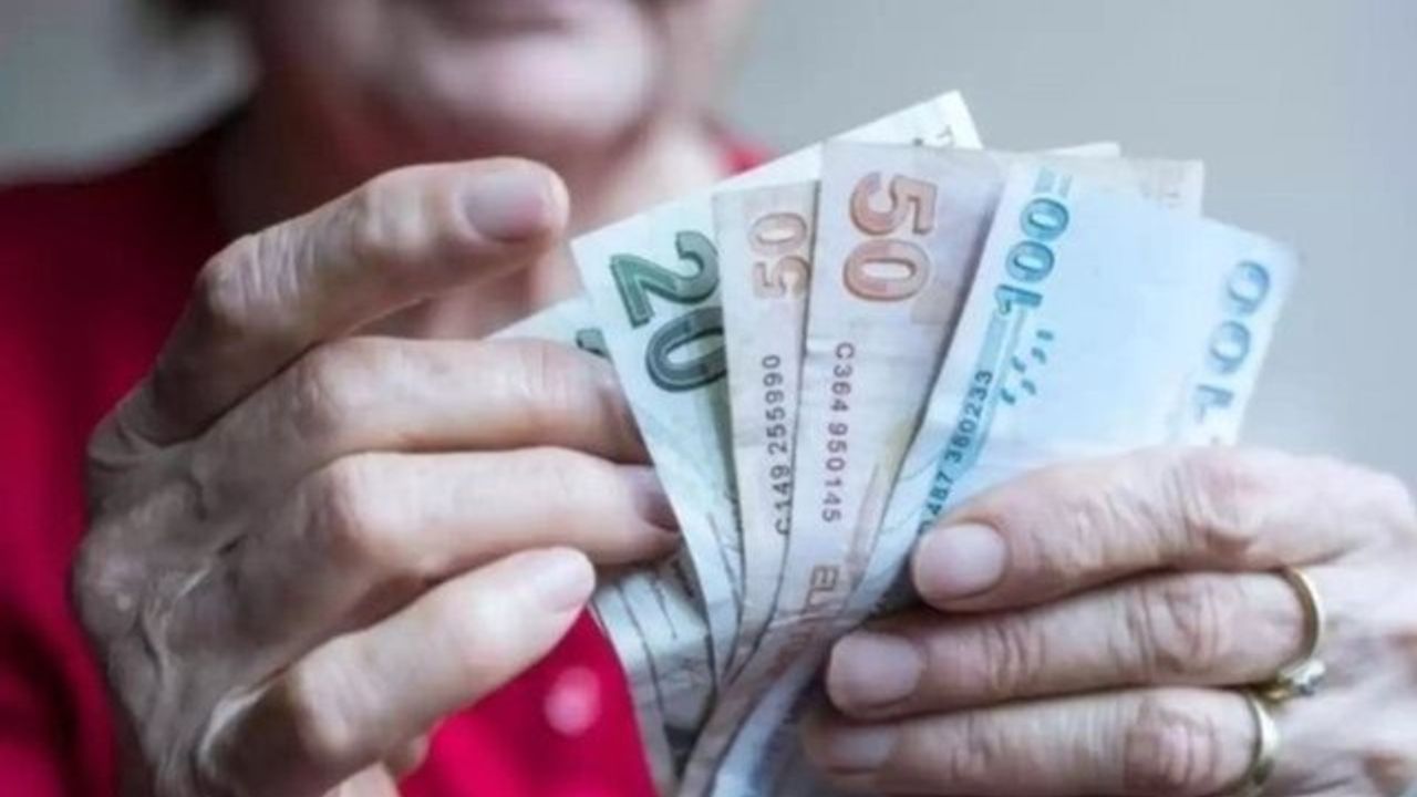 Emekli maaşları neden zamlı yatmadı? Emekliler hesaplarında 10 bin lira değil 7 bin 500 lira görünce şaşırdı
