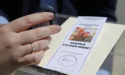 Oy pusulasıyla sürpriz evlilik teklifi