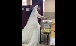 Düğün öncesi oy vermeye gittiler