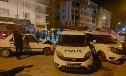 Çorum'da otomobil park halindeki polis aracına çarptı, 1'i polis 3 kişi yaralandı