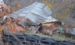 Artvin'de heyelanda 2 katlı ahşap ev ve ahır yıkıldı