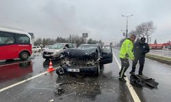 Düzce'de kamyona çarpan otomobilin sürücüsü ağır yaralandı