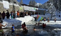 Rize'de 1700 rakımdaki buzlu gölde yüzdüler