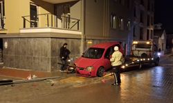 Samsun’da trafik levhasına çarpan otomobil sürücüsü yaralandı