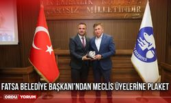 Fatsa Belediye Başkanı’ndan Meclis Üyelerine Plaket