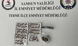 Samsun'da bir araçta 96 sentetik ecza hapı ile esrar bulundu