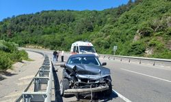 Bolu'da bariyere çarpan otomobildeki 2 kişi yaralandı