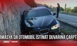 Amasya'da otomobil istinat duvarına çarptı