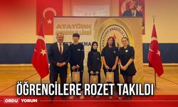 Öğrencilere Rozet Takıldı