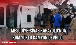 Mesudiye-Sivas Karayolu'nda Kum Yüklü Kamyon Devrildi