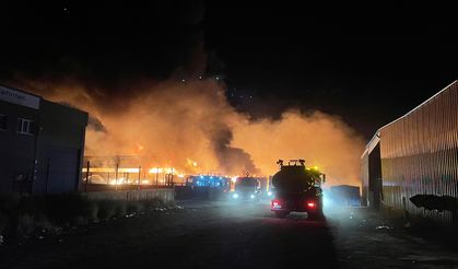 Manisa'da Geri dönüşüm fabrikasında çıkan yangın söndürülmeye çalışılıyor