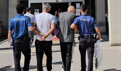 Osmaniye'de evlerinde 4 ruhsatsız tabanca bulunan 2 zanlı tutuklandı