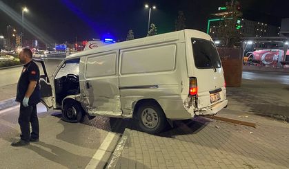 Bursa'da taksiye, ardından yayalara çarpan minibüs sürücüsü kaçtı
