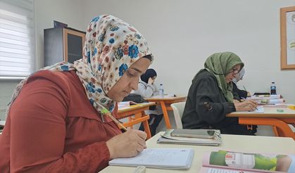 Sakarya'^da okuma yazma kursuna katılan kadınlar yaşamlarını kolaylaştırıyor