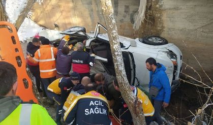 Bayburt'ta şarampole devrilen kamyonetteki 3 kişi yaralandı