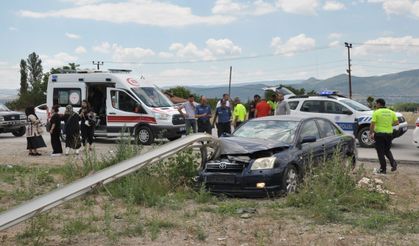 Amasya'da otomobilin elektrik direğine çarptığı kazada 3 kişi yaralandı