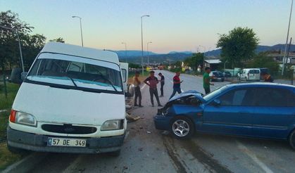 Sinop'ta minibüsle çarpışan otomobildeki karı koca yaralandı