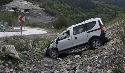 Kastamonu'da devrilen otomobildeki 5 kişi yaralandı