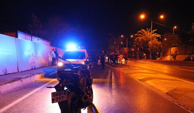 İzmir'de refüje çarpan motosikletteki öğretmen hayatını kaybetti