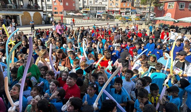 İkizce’de çocuklar 100. Yıl Çocuk Şenliği’nde coştu