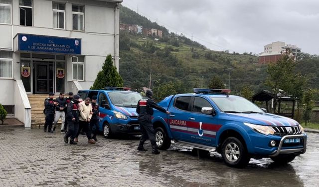 Artvin'de firari şüpheli ile yurt dışına kaçışına yardım eden 2 kişi tutuklandı
