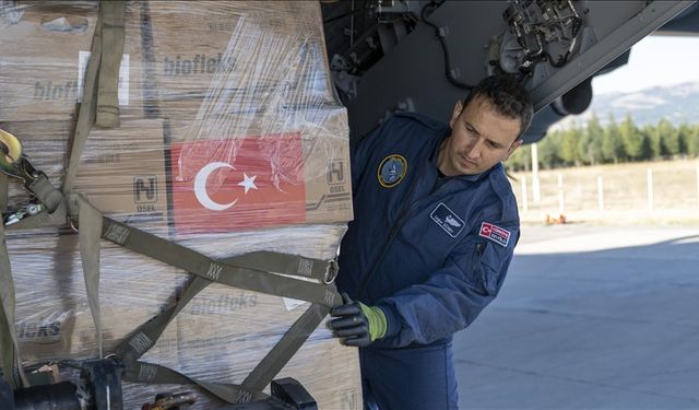 Türkiye'nin insani yardımlarını taşıyan üçüncü uçak Mısır'a indi