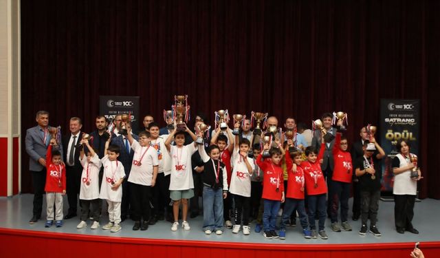 Satranç şampiyonları ödüllerini validen aldı