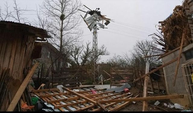 Samsun'da şiddetli rüzgar çatıları uçurdu