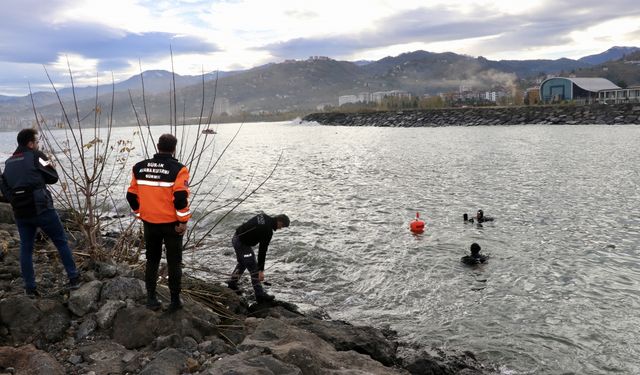 Trabzon'daki fırtınada dalgalara kapılan 2 öğrenciyi arama çalışmaları devam ediyor