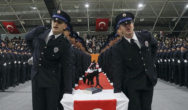 Karadeniz'de 3 ilde eğitimini tamamlayan 1212 polis adayı yemin etti
