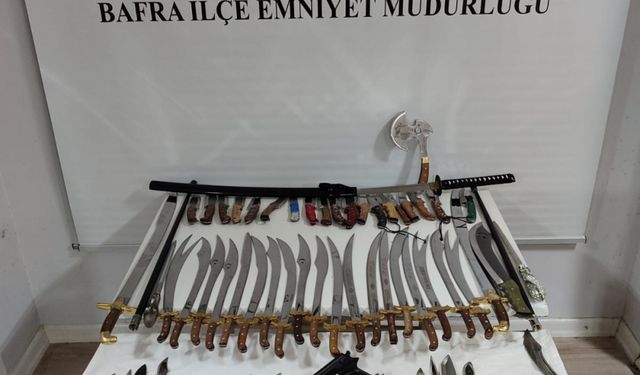 Samsun'da internet üzerinden satış yapan kişinin evinde bıçak ve kılıçlar bulundu