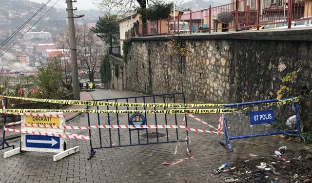 Zonguldak'ta heyelanda bir bölümü çöken yol trafiğe kapatıldı