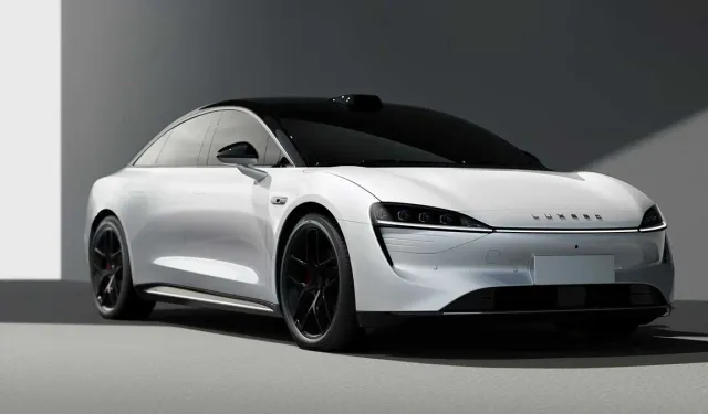 Huawei yarı fiyatıya Tesla'ya rakip oldu! İşte Huawei elektrikli otomobilin fiyatı ve özellikleri