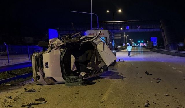 Düzce'de tıra çarptıktan sonra takla atan hafif ticari araçtaki 1 kişi öldü, 1 kişi yaralandı