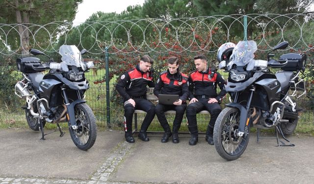 Trabzon'da motosikletli polisler AA'nın "Yılın Kareleri" oylamasına katıldı