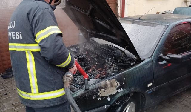 Bolu'da park halindeki otomobilde çıkan yangın söndürüldü
