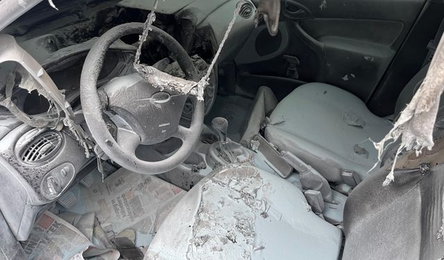Tokat'ta yangın çıkan otomobilde hasar meydana geldi