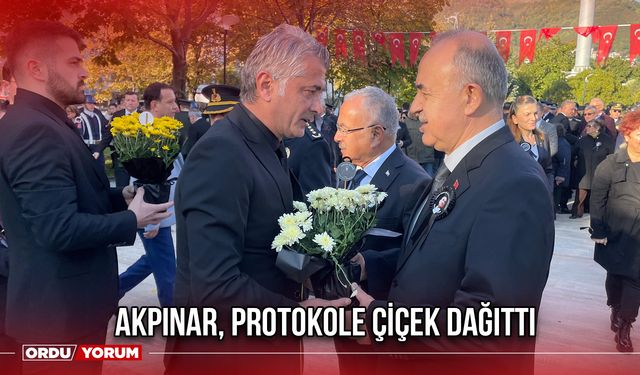 Akpınar, Protokole Çiçek Dağıttı