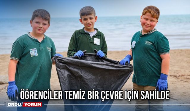 Öğrenciler Temiz Bir Çevre İçin Sahilde