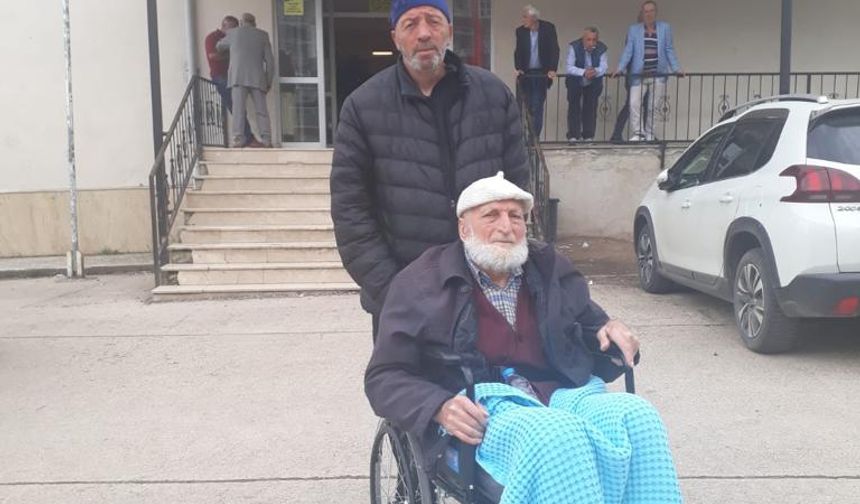 105 yaşındaki Mehmet Özmen oy kullandı
