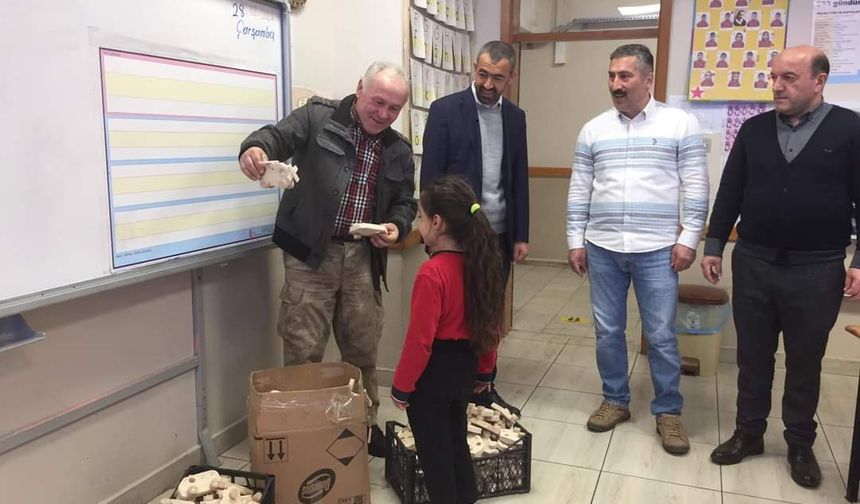 Trabzon'da ilkokul öğrencilerine tahta oyuncak dağıtıldı