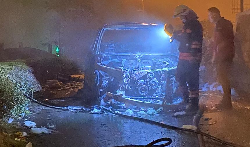 Trabzon'da seyir halindeki otomobil yandı
