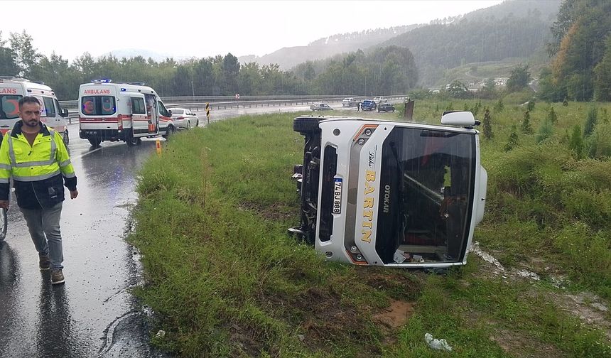 Zonguldak'ta devrilen midibüsteki 9 kişi yaralandı