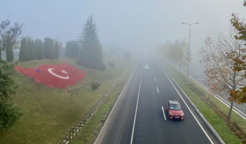 Anadolu Otoyolu'nun Düzce kesiminde sis görüş mesafesini düşürdü